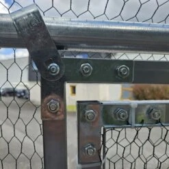 Porte Universelle 1,70x0,75m Pour Enclos Poulailler Parc Grillagé Renforcé -Poulailler Boutique detail porte laterale haut