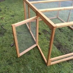 Parc Grillagé Pour Poulailler Farmer L Et XL Bois FSC -Poulailler Boutique extension poulailler farmer bois fsc porte ouverte