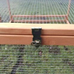 Parc Grillagé Pour Poulailler Farmer L Et XL Bois FSC -Poulailler Boutique extension poulailler farmer bois fsc verrou plan rapproche