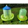 Kit Plastique Recyclé 7/8 Poules Abreuvoir 10L Et Mangeoire 12Kg à Pieds -Poulailler Boutique kit eco recycle gaun 10l 12kg