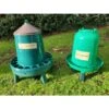 Kit Plastique Recyclé 5/6 Poules Abreuvoir 8L Et Mangeoire 8Kg à Pieds -Poulailler Boutique kit eco recycle gaun 8l 8kg
