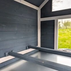 Poulailler Bantam XL Bleu Toit Shingle 2 à 4 Poules -Poulailler Boutique poulailler bantam xl bleu focus int rieur ouvert