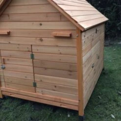 Poulailler Cémani XL Toit Bois 6 à 10 Poules 25 Poulailler Cémani XL Toit Bois 6 à 10 Poules -Poulailler Boutique poulailler bois cemani xl 6 8 poules profil arriere ferme