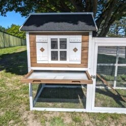 Poulailler Brahma Toit Shingle 6 à 8 Poules Bois FSC 24 Poulailler Brahma Toit Shingle 6 à 8 Poules Bois FSC -Poulailler Boutique poulailler brahma vue avant tiroir dejection ouvert