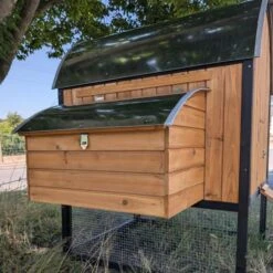 Poulailler Finlandais Toit Tôle Isolé Ouvrable 4 à 8 Poules -Poulailler Boutique poulailler finlandais toit tole isole 4 a 8 poules trois quart