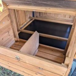 Poulailler Finlandais Toit Tôle Isolé Ouvrable 4 à 8 Poules -Poulailler Boutique poulailler finlandais toit tole isole 4 a 8 poules vue interieur pondoir