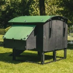 Poulailler Nestera Sur Pieds Taille L Plastique Recyclé 8 à 15 Poules -Poulailler Boutique poulailler plastique recycle nestera l profil arriere lum