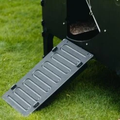 Poulailler Nestera Sur Pieds Taille L Plastique Recyclé 8 à 15 Poules -Poulailler Boutique poulailler plastique recycle nestera l rampe