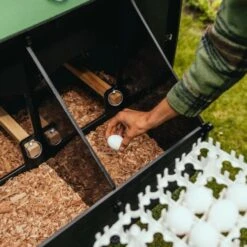 Poulailler Nestera Sur Pieds Taille M Plastique Recyclé 5 à 9 Poules -Poulailler Boutique poulailler plastique recycle nestera m pondoir