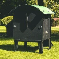 Poulailler Nestera Sur Pieds Taille S Plastique Recyclé 3 à 5 Poules -Poulailler Boutique poulailler plastique recycle nestera s arriere lum