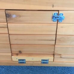 Poulailler Farmer L Toit En Tôle Ouvrant 4 à 6 Poules Bois FSC -Poulailler Boutique poulailler farmer detail trappe arriere