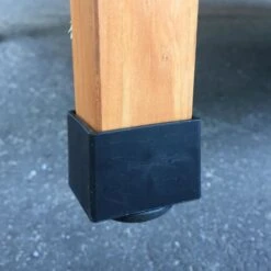 Poulailler Sussex XL Toit Shingle Noir Ouvrant 6 à 10 Poules Bois FSC -Poulailler Boutique poulailler sussex detail pied