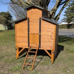 Poulailler Farmer XL Toit Tôle Ouvrant 6 à 10 Poules Bois FSC Avec Rehausse -Poulailler Boutique poulialler farmer avec rehausse entree fermee cote 1