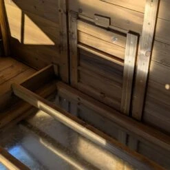 Poulailler Farmer XL Toit Tôle Ouvrant 6 à 10 Poules Bois FSC Avec Rehausse -Poulailler Boutique poulialler farmer avec rehausse interieur detail 1